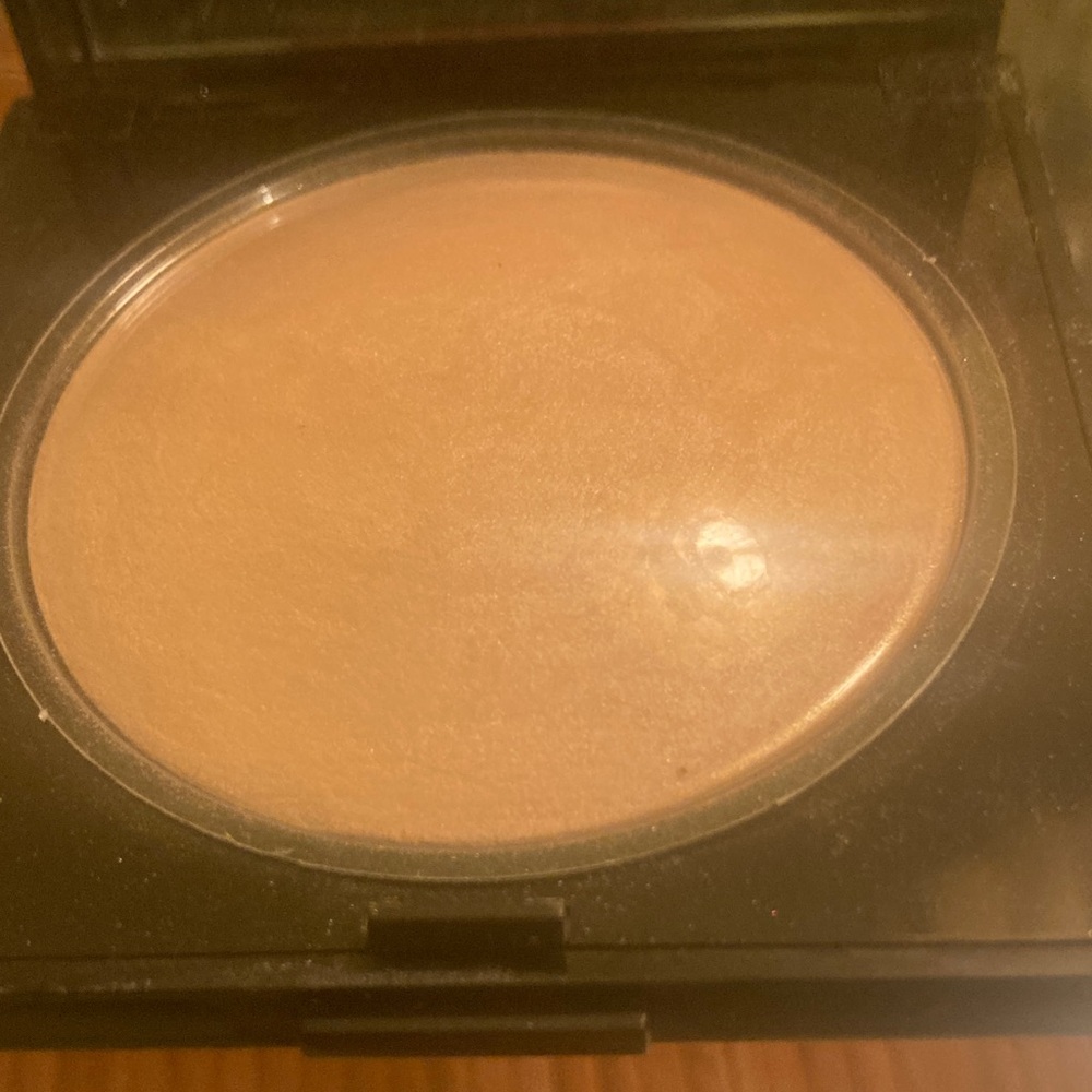 Laura Mercier Matte Radiance Baked Powder in the shade Highlight-01.